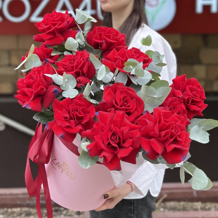 11 пышных красно - синих роз в коробке