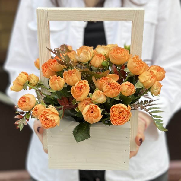 Коралловая пионовидная роза Корал Баблс в деревянном ящике