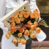 Коралловая пионовидная роза Корал Баблс в деревянном ящике