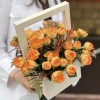 Коралловая пионовидная роза Корал Баблс в деревянном ящике