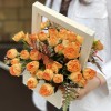 Коралловая пионовидная роза Корал Баблс в деревянном ящике