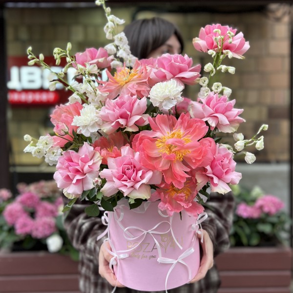 Авторская коробка с розами и коралловыми пионами