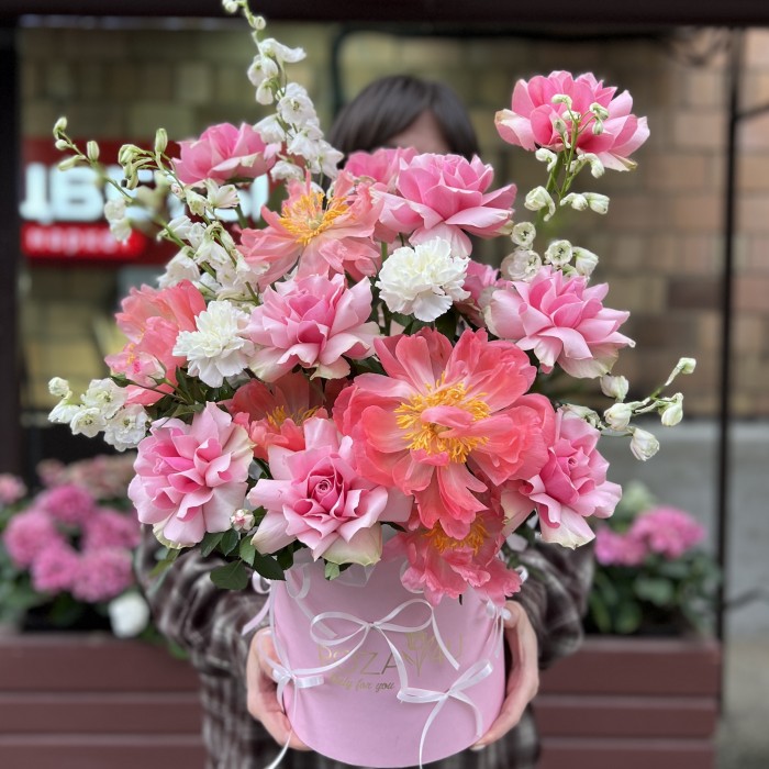 Авторская коробка с розами и коралловыми пионами