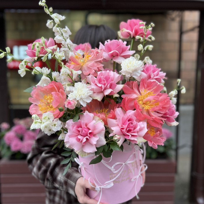 Авторская коробка с розами и коралловыми пионами