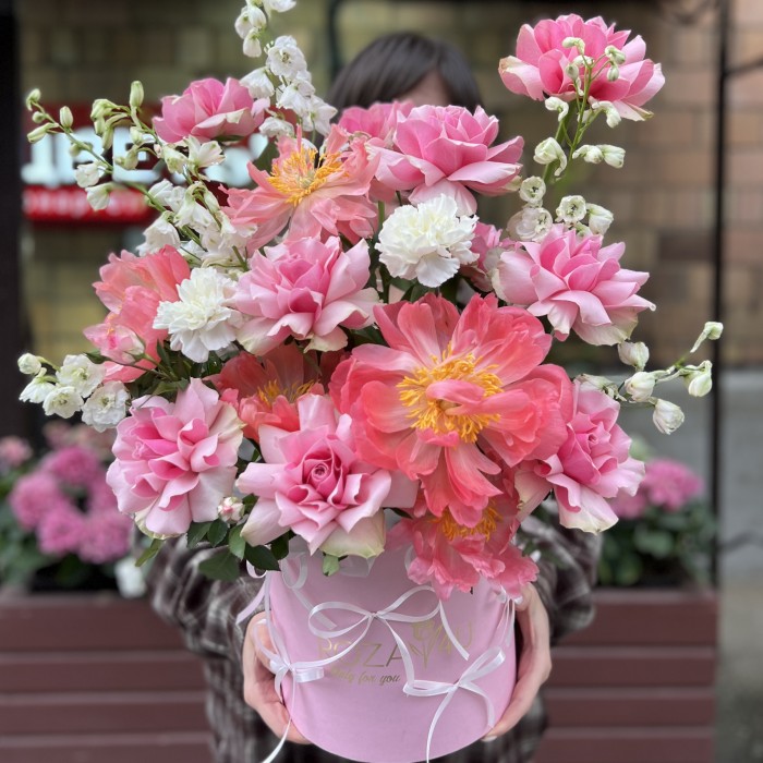 Авторская коробка с розами и коралловыми пионами