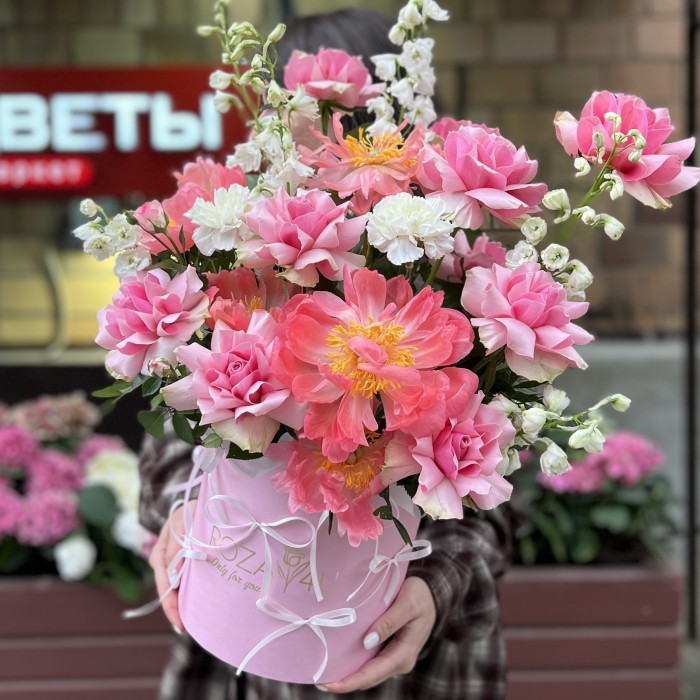 Авторская коробка с розами и коралловыми пионами