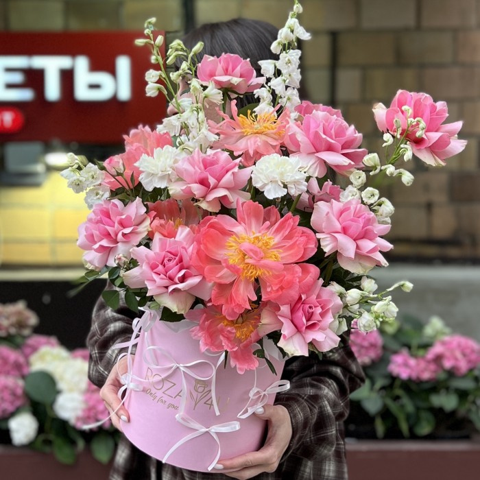 Авторская коробка с розами и коралловыми пионами