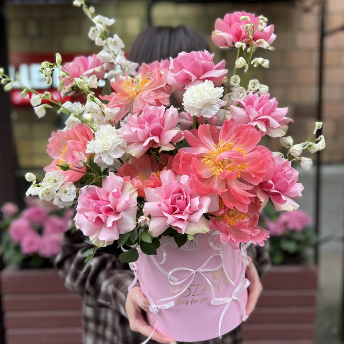 Авторская коробка с розами и коралловыми пионами