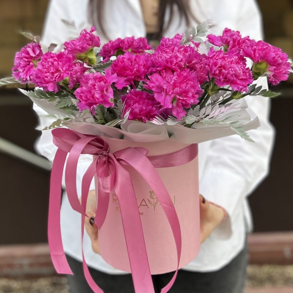 21 фиолетовая гвоздика в коробке