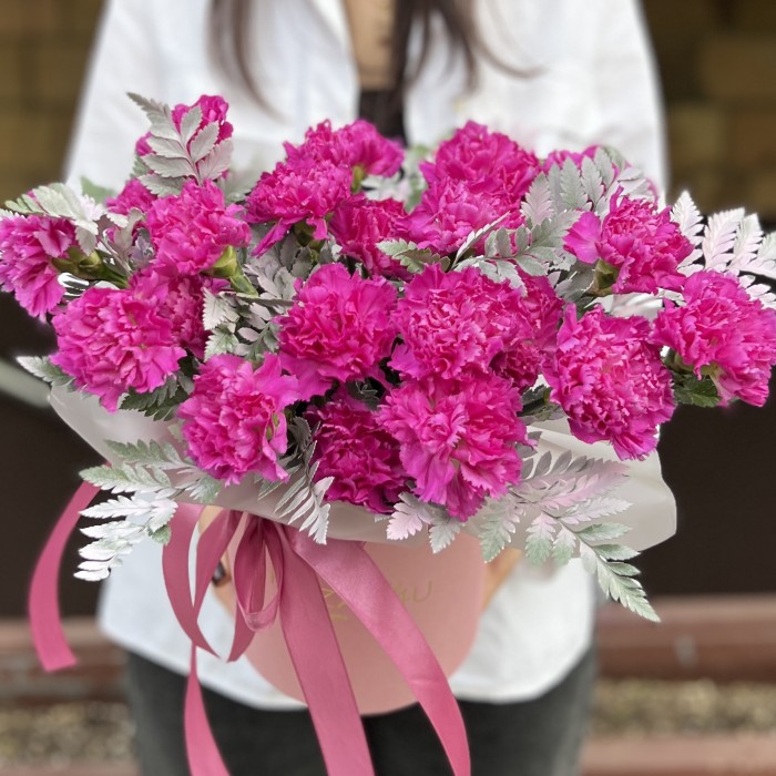 21 фиолетовая гвоздика в коробке