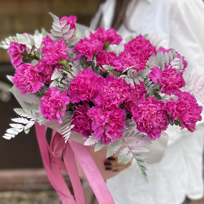 21 фиолетовая гвоздика в коробке