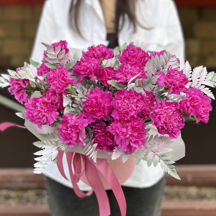 21 фиолетовая гвоздика в коробке