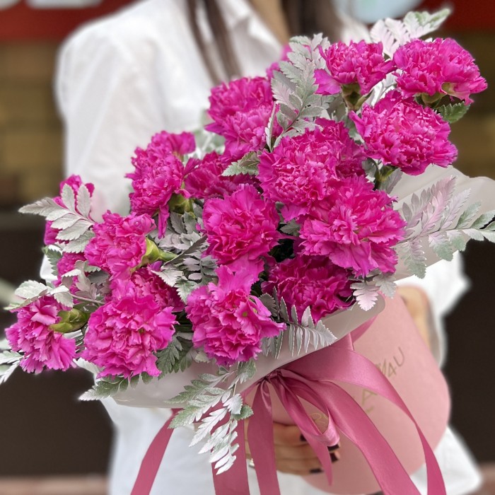 21 фиолетовая гвоздика в коробке