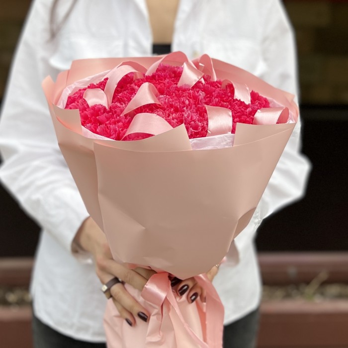 29 малиновых гвоздик