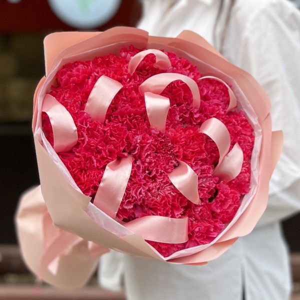 29 малиновых гвоздик