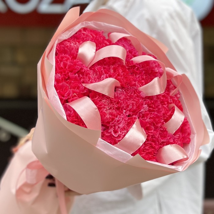 29 малиновых гвоздик