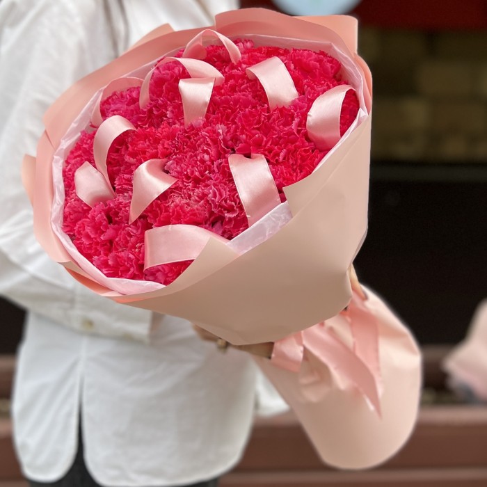 29 малиновых гвоздик