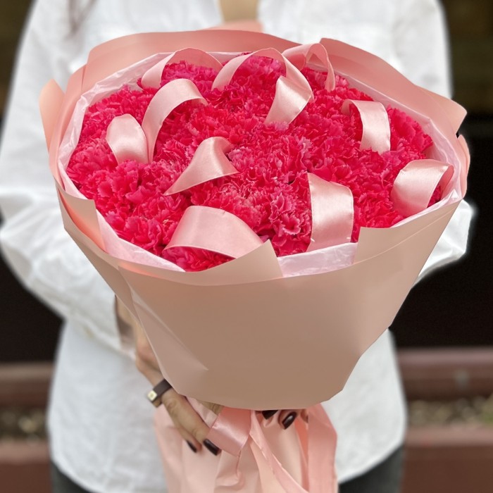 29 малиновых гвоздик