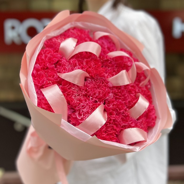 29 малиновых гвоздик