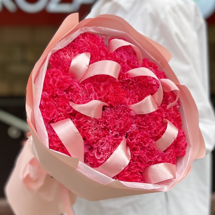 29 малиновых гвоздик