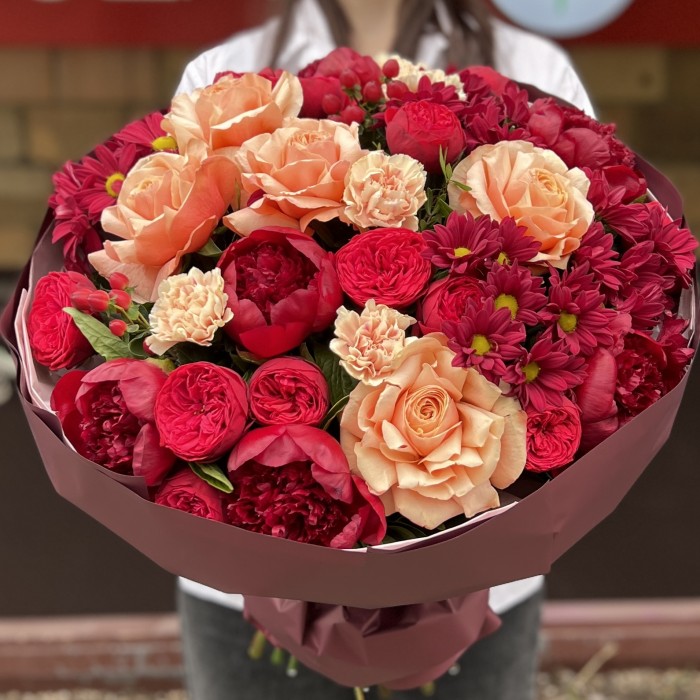 Авторский Букет с пионами и розами