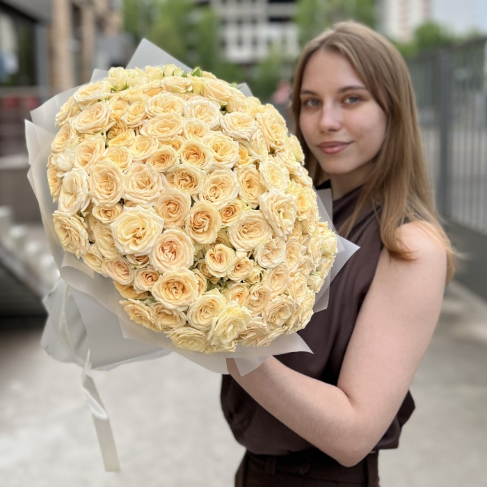 51 кустовая кремовая роза Аксана 40 см