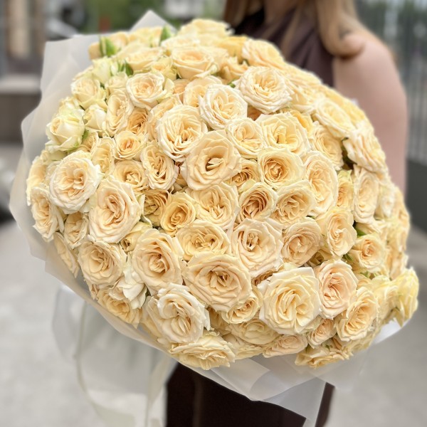 51 кустовая кремовая роза Аксана 40 см