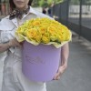 51 яркая пионовидная роза Баттеркап в коробке