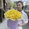 51 яркая пионовидная роза Баттеркап в коробке