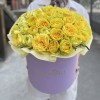 51 яркая пионовидная роза Баттеркап в коробке