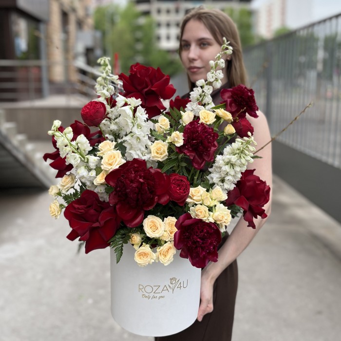 Авторская коробка с кустовыми розами и пионами