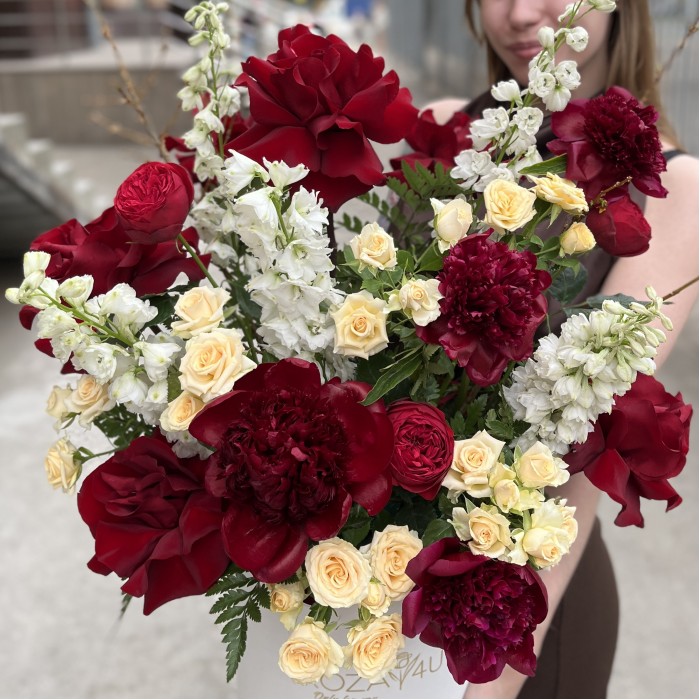 Авторская коробка с кустовыми розами и пионами