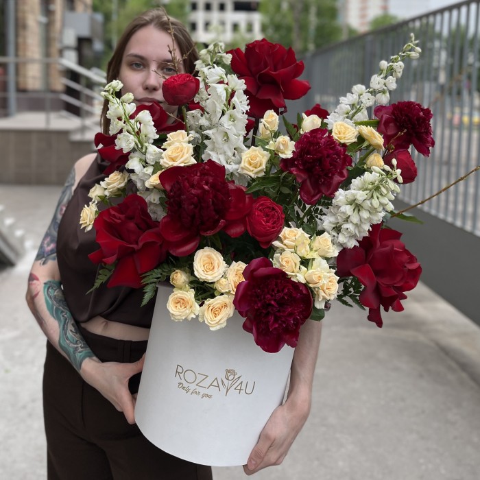 Авторская коробка с кустовыми розами и пионами