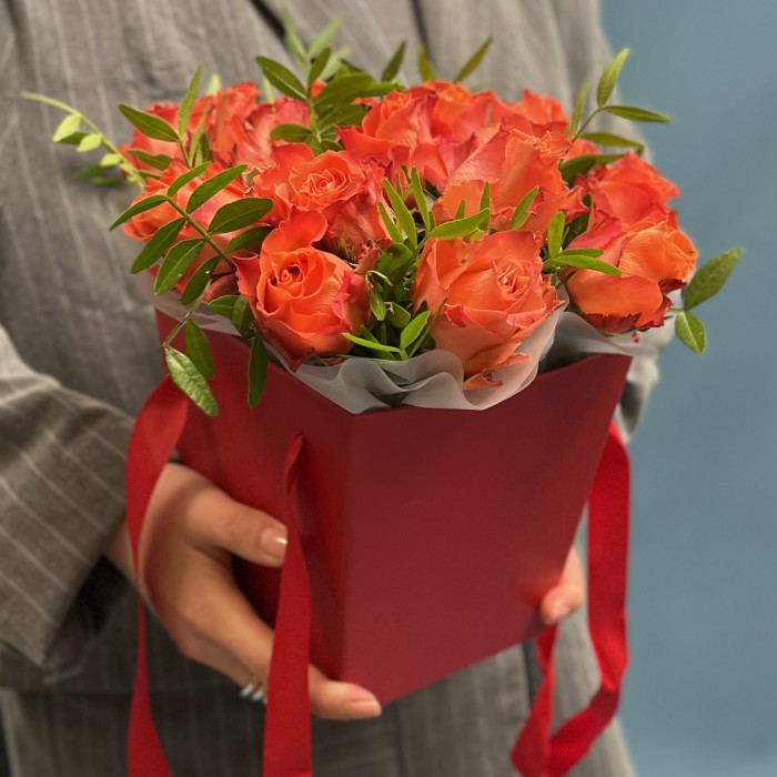 15 оранжевых роз Тропикал Амазон в коробке