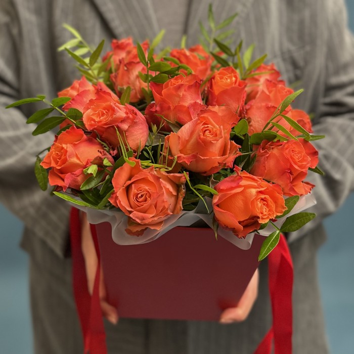 15 оранжевых роз Тропикал Амазон в коробке