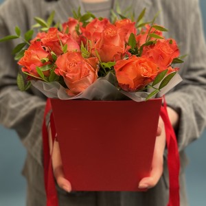 15 оранжевых роз Тропикал Амазон в коробке