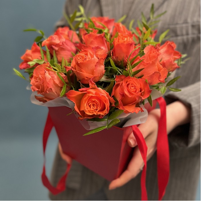 15 оранжевых роз Тропикал Амазон в коробке