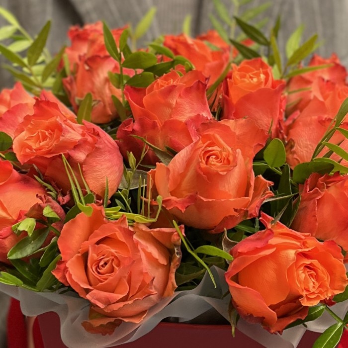 15 оранжевых роз Тропикал Амазон в коробке
