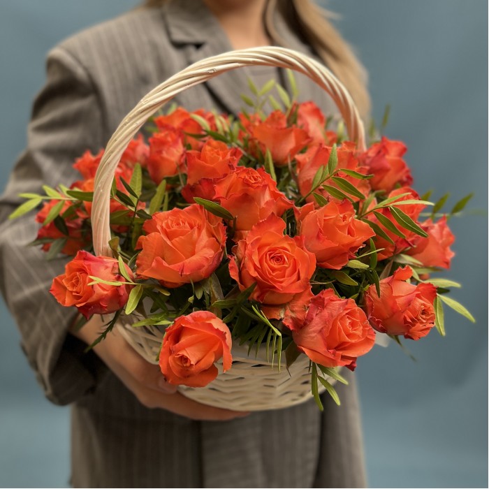 25 роз Тропикал Амазон в корзине