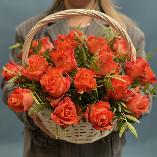 25 роз Тропикал Амазон в корзине