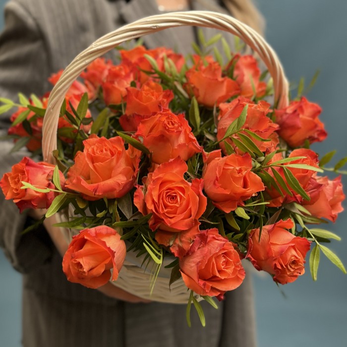 25 роз Тропикал Амазон в корзине