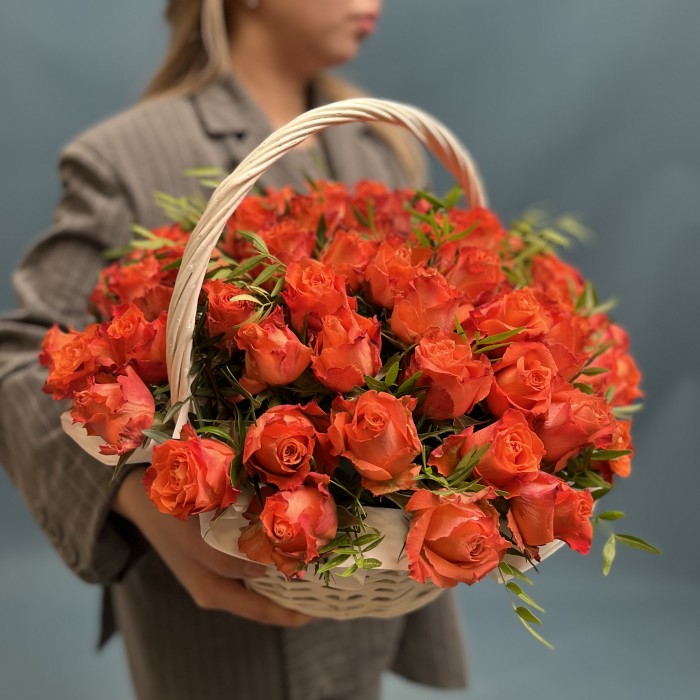 51 Роза Тропикал Амазон в корзине