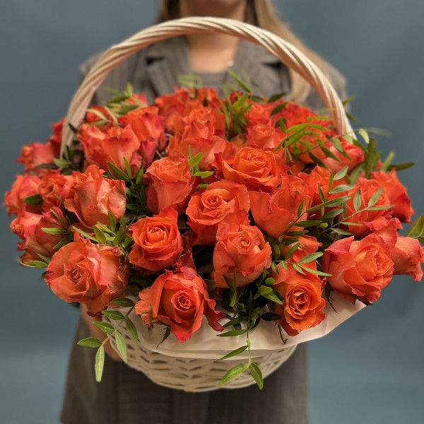51 Роза Тропикал Амазон в корзине