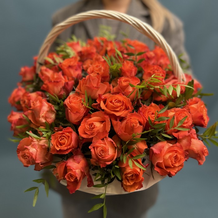 51 Роза Тропикал Амазон в корзине