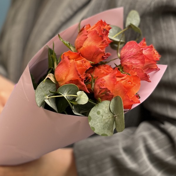 Комплимент из оранжевых роз Тропикал Амазон 50 см