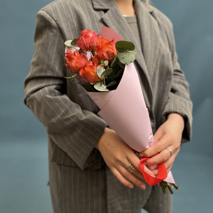 Комплимент из оранжевых роз Тропикал Амазон 50 см