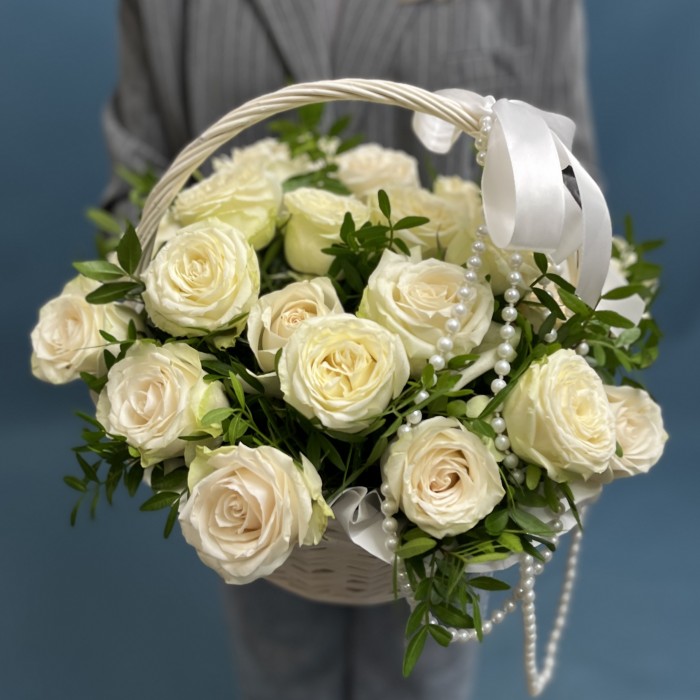 Корзина белых роз на Жемчужную свадьбу