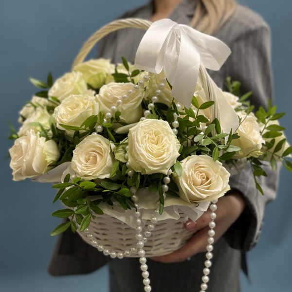 Корзина белых роз на Жемчужную свадьбу