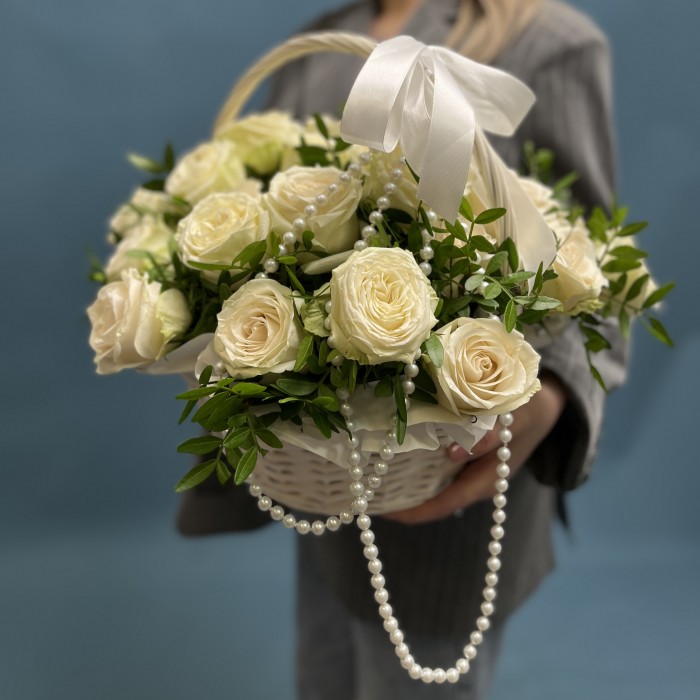 Корзина белых роз на Жемчужную свадьбу
