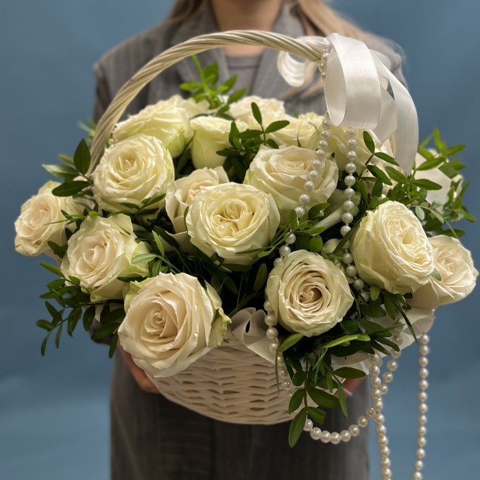 Корзина белых роз на Жемчужную свадьбу